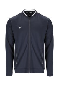 Marineblå sportsjakke med fuld lynlås, lange ærmer, hvide accentstriber, sidelommer og logo på venstre bryst. Glat stofstruktur.