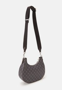 Graue Handtasche mit Muster und geschwungener Form, gefertigt aus strapazierfähigem Stoff, mit Lederakzenten und einem verstellbaren Schulterriemen mit silbernen Beschlägen.