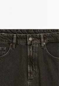 Svarta denimjeans med en klassisk femfickdesign, som har en knappgylf och subtila slitageeffekter.