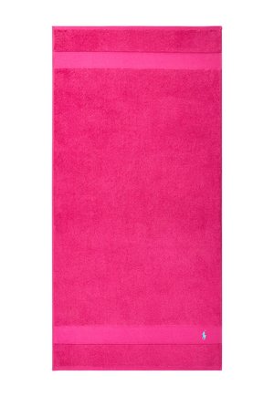 Asciugamano da bagno rettangolare di un rosa acceso con un piccolo logo bianco di un giocatore di polo in un angolo e bande a tinta unita con texture su entrambe le estremità.