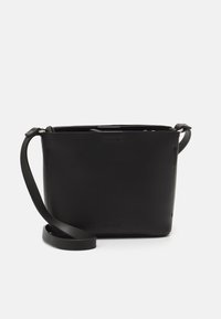 Sort læder crossbody taske med en tekstureret overflade, rektangulær form, flad bund og justerbar rem. Minimalistisk design uden synligt hardware.