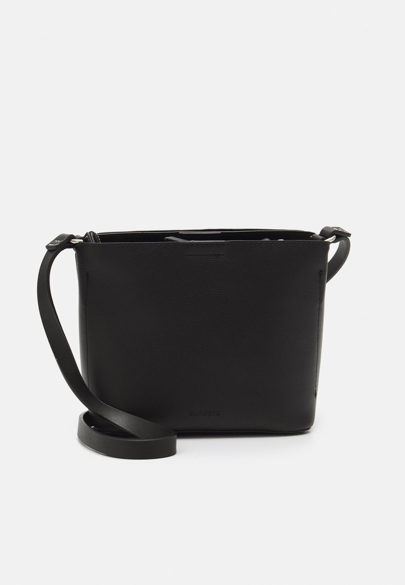 Sort læder crossbody taske med en tekstureret overflade, rektangulær form, flad bund og justerbar rem. Minimalistisk design uden synligt hardware.
