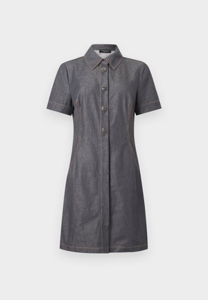 Robe en denim gris à manches courtes et longueur au genou, avec un col pointu, une fermeture à boutons sur le devant et des détails de surpiqûres orange visibles.