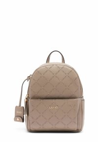 Zaino in finta pelle beige con motivo logo in rilievo, parte superiore arrotondata, spallacci regolabili, tasca frontale con zip e dettagli metallici.