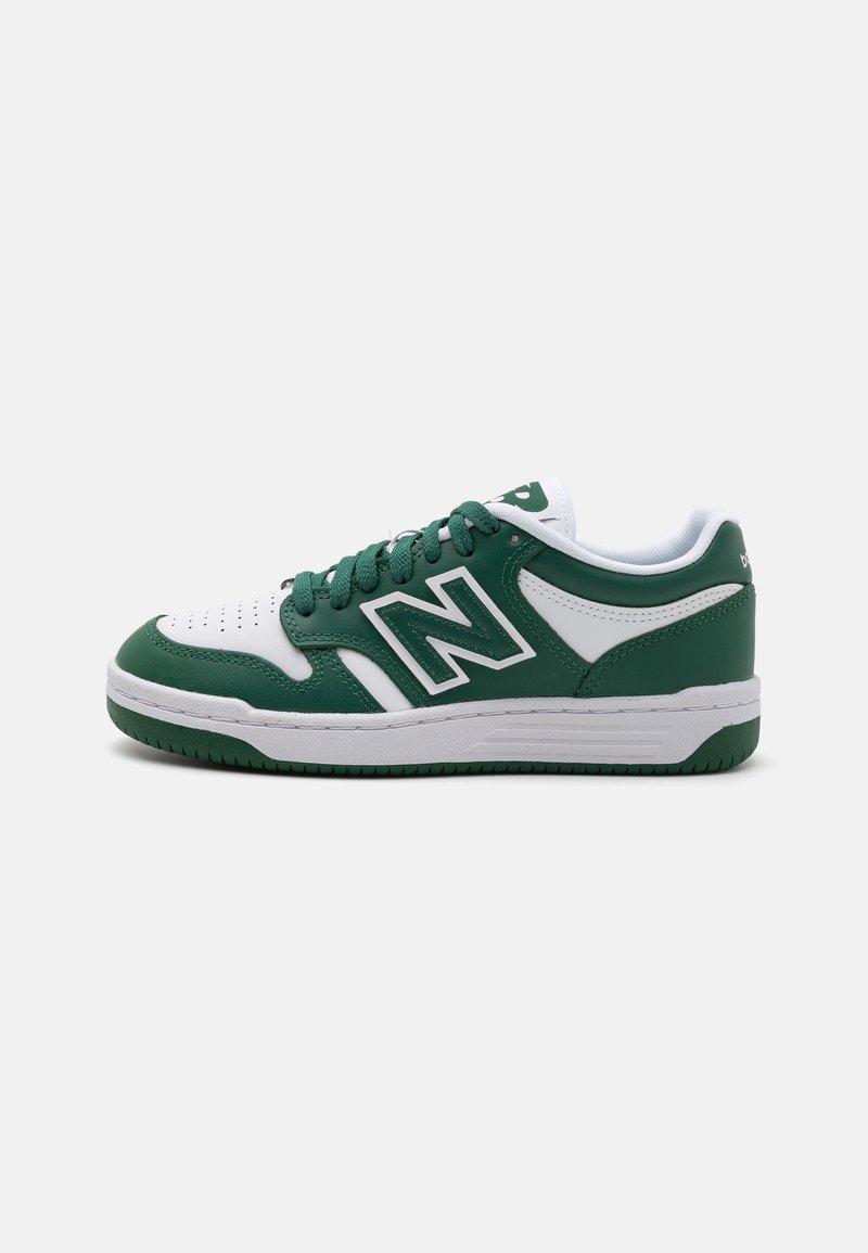 Le sneakers verdi e bianche presentano una punta perforata, lati in pelle verde testurizzata e una spessa suola in gomma bianca con accenti verdi.