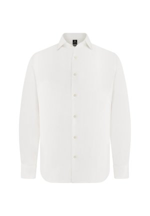 Bílá pánská košile s dlouhým rukávem, límečkem a knoflíky vpředu na jednobarevném bílém pozadí.