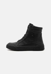 Svarte høye sneakers laget av lær med teksturert finish, med metalløyler, lisser og en fleksibel gummisåle.