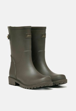 Dunkelgrüne Gummiregenstiefel mit einem niedrigen Absatz, strukturierten Sohlen für besseren Halt und eingeprägtem Logo an der Seite. Kurzes, gerades Top-Design.
