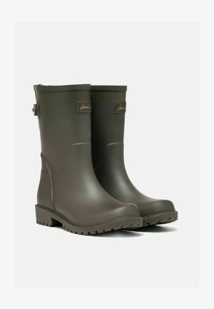 Donkergroene rubberen regenlaarzen met een lage hak, gestructureerde zool voor grip en een gegraveerd logo aan de zijkant. Korte, rechte topontwerp.