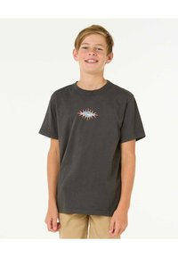 Camiseta de algodón gris oscuro con un gráfico de un ojo colorido y rayos. Mangas cortas, cuello redondo y corte relajado.