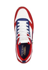 Baskets rouge, blanc et bleu avec un design basse, en maille et matériau synthétique, accents contrastés et semelle intérieure rembourrée.