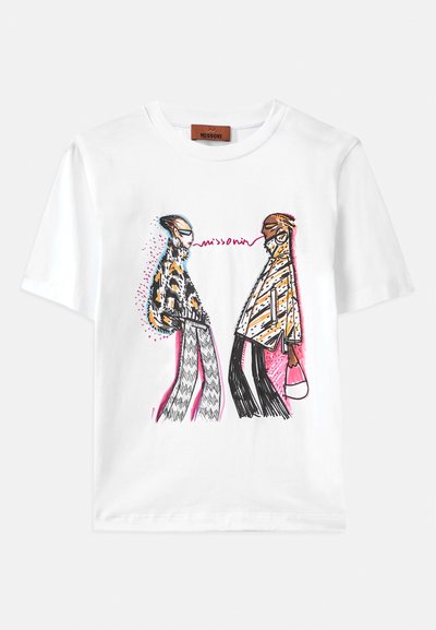 Bílý bavlněný tričko s barevnou grafickou ilustrací dvou stylizovaných postav s různými vzory a akcenty.