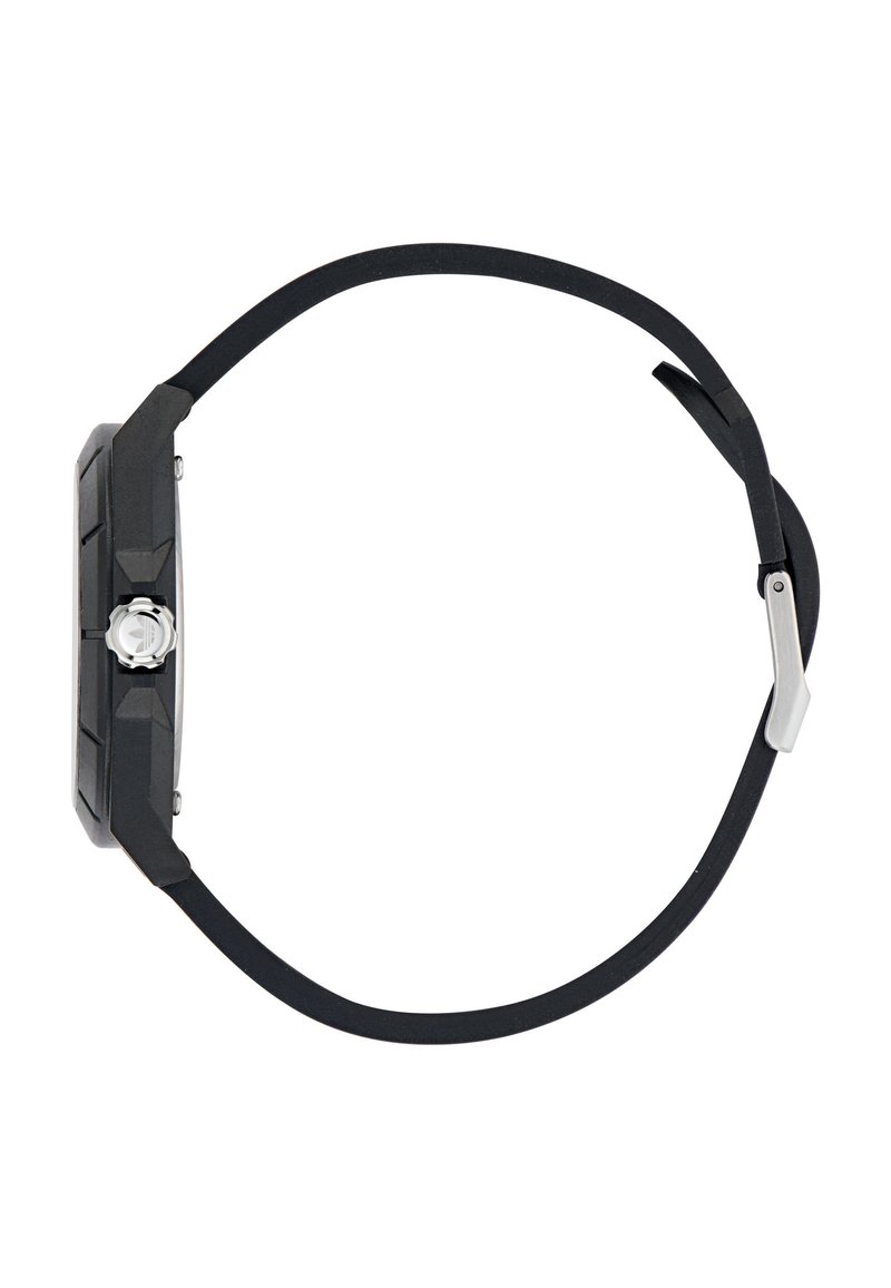Montre numérique avec un boîtier rectangulaire en plastique noir, un bracelet en caoutchouc et une boucle en métal argenté. Présente un design texturé et une couronne proéminente.