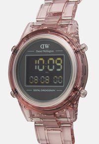 Montre chronographe numérique avec un boîtier et un bracelet en résine rose translucide, affichage noir indiquant l'heure et la date, avec de grands chiffres jaunes.