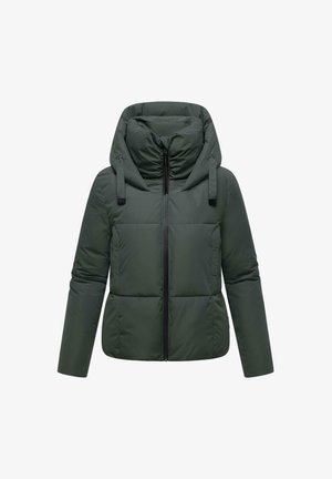 Doudoune verte foncée avec un col montant et une capuche réglable. Comprend une fermeture éclair frontale, des poches latérales et des panneaux piqués pour la texture.