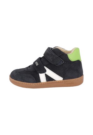 Sneakers da bambino in suede nero con suola in gomma marrone, strisce laterali bianche, patch verde sul tallone e due fascette nere in velcro.