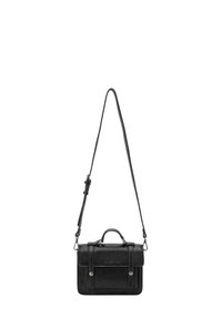 Sac bandoulière en cuir noir avec rabat avant, deux boutons argentés, poignée courte sur le dessus et bandoulière longue réglable.