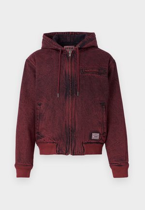 Rød zip-up hettegenser med teksturert finish, ribbestrikkede mansjetter og hem, justerbar snor, og en brystlomme. Har merkenavn-lapp på siden.