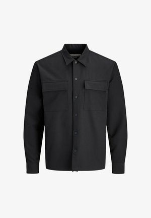 Camicia giacca nera a maniche lunghe con bottoni, dotata di due tasche frontali con linguetta e colletto a punta.