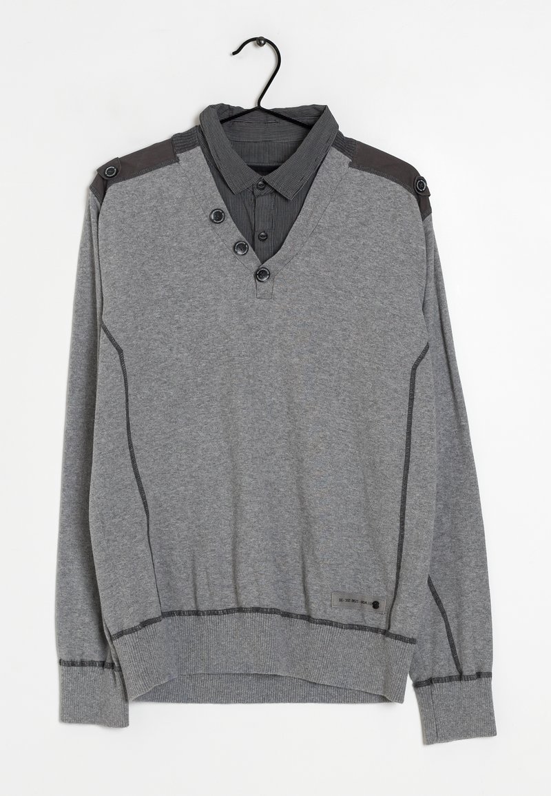 Sudadera gris de manga larga con cuello en V, que presenta acentos oscuros en los hombros, una tapeta de tres botones y dobladillo texturizado. Detalles de costura horizontal.
