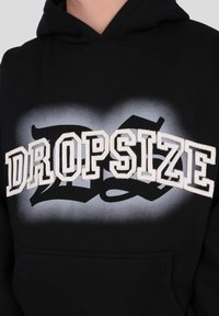 Čierna mikina s kapucňou s bielym a sivým grafickým nápisom "DROPSIZE". Dizajn obsahuje tieňový efekt a predné vrecko.