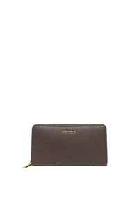 Portafoglio in pelle marrone con finitura texture, caratterizzato da un logo dorato. È rettangolare con chiusura a zip e linee pulite.