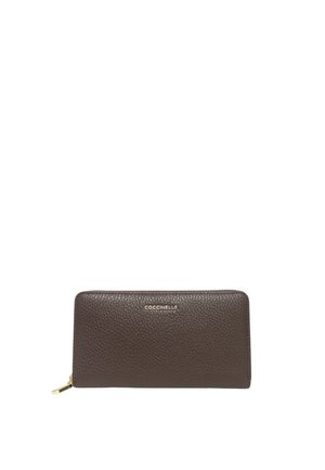 Portafoglio in pelle marrone con finitura texture, caratterizzato da un logo dorato. È rettangolare con chiusura a zip e linee pulite.