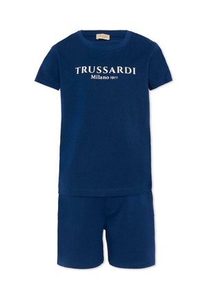 Completo con camicia a maniche corte e pantaloncini blu navy con la scritta "TRUSSARDI Milano 1911" stampata in bianco sul davanti della camicia.