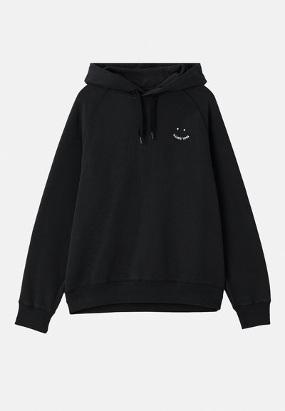 Sweatshirt preto feito de tecido suave, com um bolso frontal, capuz com cordão e uma pequena graphics branca no peito. Corte descontraído.