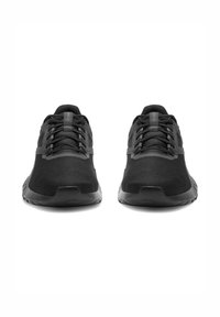 Czarne buty sportowe z teksturowaną siateczkową cholewką, płaskimi sznurowadłami i gumową podeszwą. Charakteryzują się minimalistycznym wzornictwem oraz wzmocnionym czubkiem.