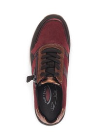 Sneaker in suede rosso con dettagli marroni, lacci neri, chiusura con zip e soletta a fantasia etichettata "rollingsoft." Punta arrotondata e linguetta imbottita.