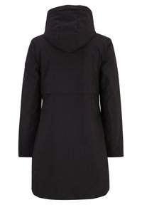 Černý nepromokavý kabát s kapucí, lehce volnějšího střihu a rovného řezu. Hladká textura a minimalistický design bez ozdob.