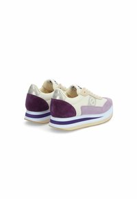 Sneaker con corpo in tessuto crema, accenti in suede viola e porpora, tallone in argento e suola intermedia bianca con strisce viola.