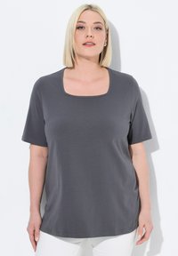 Grijze t-shirt met korte mouwen en een vierkante halslijn, gemaakt van gladde stof; heeft een ontspannen pasvorm en eenvoudige stiksels langs de zoom.