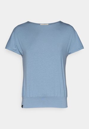 Lyseblå kortermet topp med rund hals og rynket kantdetalj. Laget av mykt materiale, har den en avslappet passform og minimalt med tilbehør.