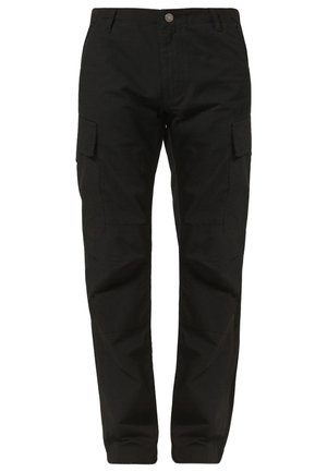Pantalon cargo noir à jambes droites avec poches à rabat latérales, fermeture boutonnée et à glissière à l'avant, passants pour ceinture, et un design simple.