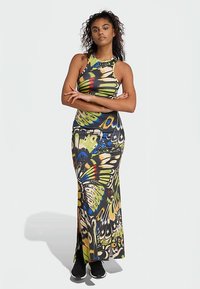 Vestido largo sin mangas con un vibrante estampado de mariposas en tonos verdes, azules y amarillos; confeccionado en tela elástica con una silueta ajustada.