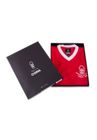 Rød fodboldtrøje med hvid krave og detaljer, der har "Forest" og "European Cup Final Munich 1979" trykt i hvid. Præsenteret i en sort kasse.