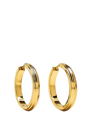 Para gładkich, polerowanych złotych kolczyków-kołeczków z delikatnym żłobieniem na zewnętrznej powierzchni, ustawionych na białym tle.