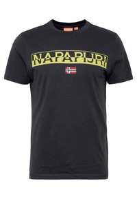Camiseta de algodón negra con cuello redondo, que presenta un audaz logo amarillo "NAPAPIJRI" y un pequeño emblema de la bandera noruega debajo.