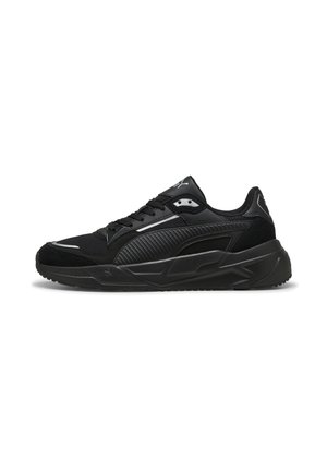 Sort atletiksneaker med mesh og syntetisk overdel, Puma-logo på siden og tungen, tyk polstret sål og snørrelukning.