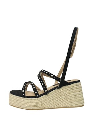 Sandalo con zeppa in espadrilla nera, con tre fasce intrecciate decorate con borchie argentate, suola intermedia in iuta tessuta e una soletta beige.