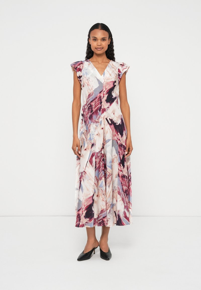 Daudzkrāsaina, plūstoša maksi kleita ar V veida izgriezumu, īsām volānu piedurknēm un drosmīgu abstraktu rakstu rozā, baltā un pelēkā krāsā. Melni apavi ar papēdi.