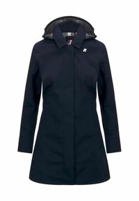 Manteau imperméable navy avec capuche et manches longues. Présente un design élégant et un logo discret sur la poitrine. Texture lisse, accents minimaux.