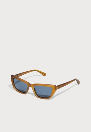 Gafas de sol rectangulares semitransparentes marrones con lentes azul oscuro y varillas delgadas, que presentan un pequeño logo dorado en un lado.
