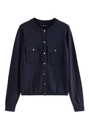 Cardigan azul marino de manga larga con cuello redondo, botones a presión delanteros y dos bolsillos de solapa en el pecho con cierre a presión.