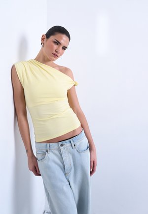 Topshop ANNA ROUCHED OFF SHOULDER - T-shirts print - pale banana