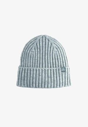 Berretto in maglia grigia con design a costine, risvolto e una piccola etichetta logo sul lato. Texture morbida, stile casual.