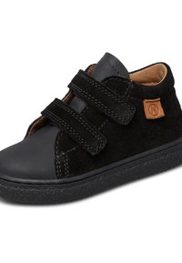 Schwarze Wildleder- und Leder-Hochschaftschuhe mit zwei Klettverschlüssen; Gummisohle, gestickte Details und einem taubenfarbenen Logoakzent.