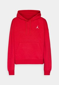 Sweat à capuche rouge à manches longues avec poche kangourou à l’avant, capuche avec cordon de serrage, poignets côtelés et petit logo Jumpman blanc sur la poitrine gauche.